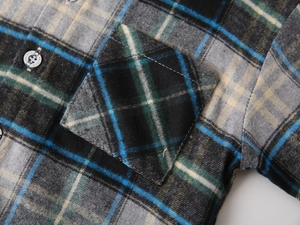 Détail macro du tissu à carreaux en flanelle épaisse avec poche et bouton de mode