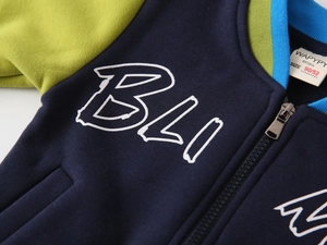 Détail de la veste de baseball pour garçon avec manches contrastées et col côtelé