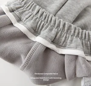 Dettaglio della fodera in pile grigio ed elastico in vita dei pantaloni caldi