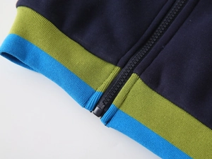 Détail d'une veste polaire bleue avec bord-côte rayé et fermeture éclair en résine noire