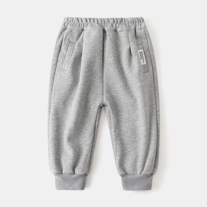Dettaglio dei joggers grigi da bambino con elastico in vita e polsini alle caviglie
