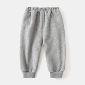 Dettaglio dei pantaloni sportivi grigi per bambini con vita elastica e polsini a coste