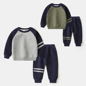 Ensembles en coton pour garçons avec manches raglan contrastées et bandes sportives en détail