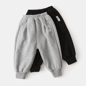 Dettaglio dei pantaloni sportivi felpati per bambini con vita elastica e polsini