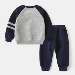 Détail de l'ensemble jogging d'automne pour enfants avec sweat à manches raglan et pantalon