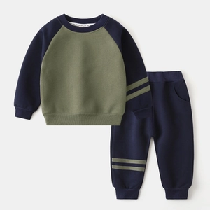 Détail d'un ensemble de sport pour enfant avec poignets rayés et taille élastique