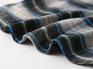 Gros plan détaillé du tissu en flanelle à carreaux avec coutures de qualité et texture douce
