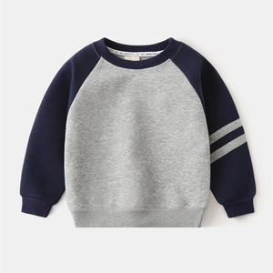 Détail du sweat-shirt enfant bicolore bleu marine et gris avec finitions côtelées