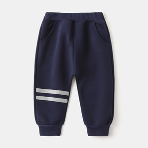 Détail du pantalon de jogging bleu marine pour enfant avec taille et poignets élastiques