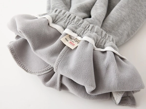 Dettaglio dei pantaloni in pile grigio per bambini con vita elastica e fodera morbida