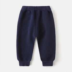 Vue détaillée du pantalon de jogging pour enfant en coton bleu marine avec bords-côtes