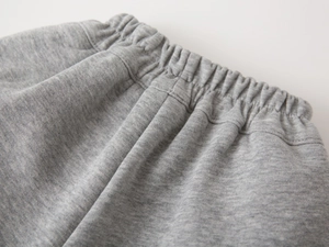 Dettaglio della fascia elastica a coste dei pantaloni spessi in pile per bambini