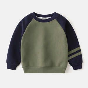 Détail des manches raglan et des poignets côtelés sur le sweat-shirt pour enfants