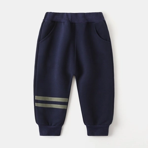 Détail du pantalon de jogging en coton bleu marine pour enfant avec bandes grises