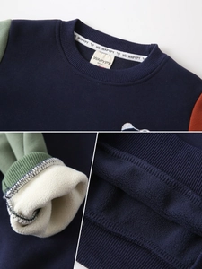 Thick fleece-lined kids sweatshirt with color-block sleeves and warm lamb wool interior