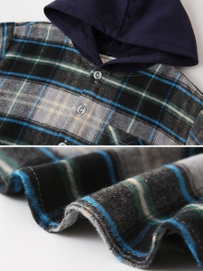Chemise à capuche à carreaux pour garçons avec motif bleu et fermeture à boutons