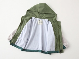 Detail view of thickened kids' hooded jacket featuring fleece lining and ribbed cuffs