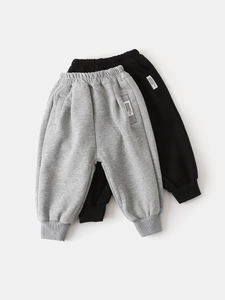 Pantaloni sportivi caldi per bambini in grigio e nero con etichette trend laterali