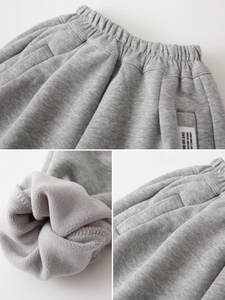 Pantaloni sportivi grigi per bambini con fodera in pile e comoda vita elasticizzata