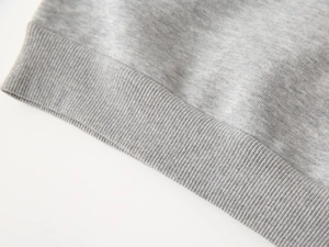 Détail des poignets en maille côtelée gris chiné de haute qualité pour ce sweat enfant
