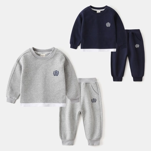 Détails à plat de sweats et joggings en coton pour garçons en gris et bleu marine
