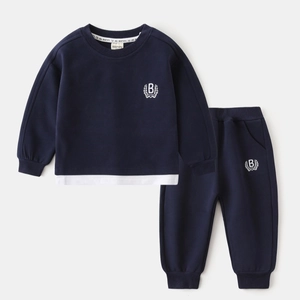 Détails du survêtement bleu marine pour garçon avec faux ourlet et broderie B