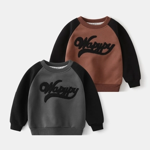 Détail de sweat-shirts pour enfants avec blocs de couleurs et broderie de lettres chic