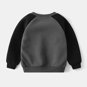 Détail du sweat-shirt en polaire pour enfants avec manches contrastées et bords-côtes