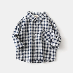 Vue détaillée d'une chemise à carreaux bleus et blancs avec poche poitrine et col soigné