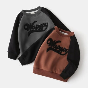 Détail de sweats en polaire pour enfants avec broderie de lettres et poignets côtelés