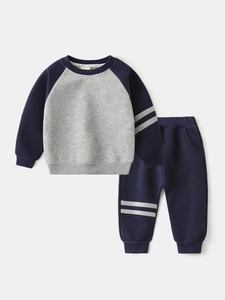 Ensemble de sport enfant avec sweat et pantalon de jogging en bleu marine et gris