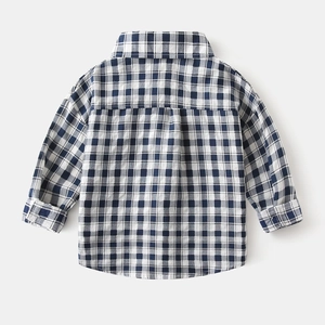 Vue arrière d'une chemise à manches longues pour garçons à carreaux bleus et blancs