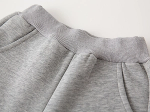 Détail du pantalon de jogging gris pour enfants avec taille élastique côtelée