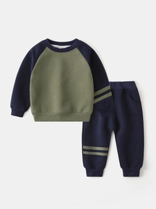 Ensemble de sport enfant bleu marine et olive avec sweat à manches raglan et jogging
