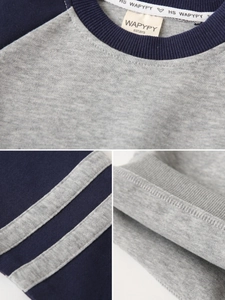 Ensemble de sport enfant gris et marine avec détails du col et poignets côtelés
