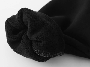 Détail macro de la doublure en polaire noire épaisse et coutures soignées