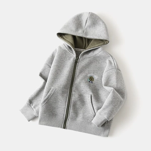 Détail du sweat à capuche gris enfant avec broderie et doublure contrastée vert olive