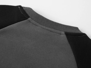 Détail de l'encolure côtelée et des manches raglan sur le sweat en polaire enfant
