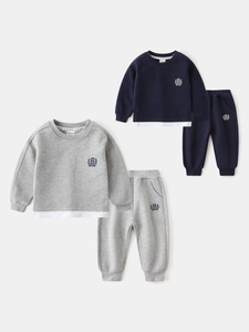 Survêtement enfant deux pièces élégant avec sweat faux-semblant et pantalon brodé