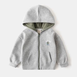 Détail du sweat à capuche gris pour enfant avec doublure olive et broderie animale