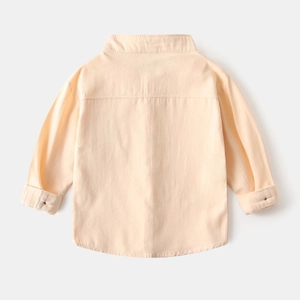 Vue détaillée du dos de la chemise en lin abricot avec épaules tombantes et couture empiècement
