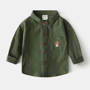 Vue détaillée d'une chemise garçon vert olive avec broderie ours et col en V à boutons