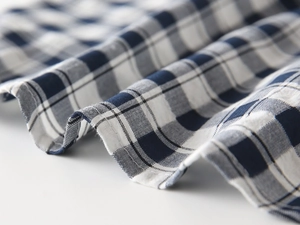 Détail du tissu en coton vichy bleu et blanc montrant la couture et la texture