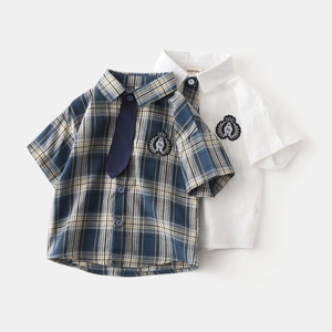 Détail de chemise d'été à carreaux pour garçons et chemise blanche à manches courtes