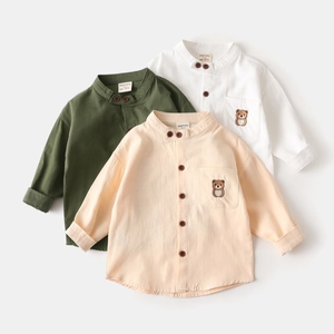 Détails de chemises enfant à manches longues avec col mao et broderie d'ours