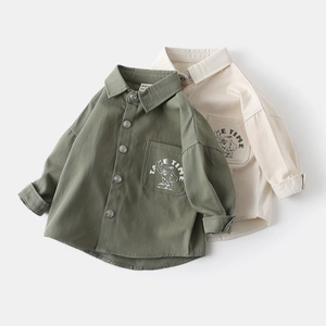 Gros plan de la chemise boutonnée en sergé pour garçon avec broderie et boutons en métal