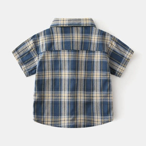Vue arrière d'une chemise à manches courtes à carreaux bleus et jaunes pour garçons
