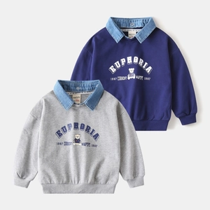 Détail de sweats pour enfants avec col en jean et imprimé d'ours en vue à plat soignée