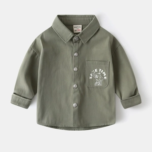 Gros plan de la chemise sergé garçon vert olive avec poche poitrine et imprimé TAKE TIME