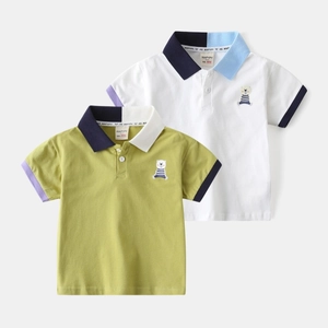 Détail du polo pour enfants avec col contrasté et broderie d'ours mignonne